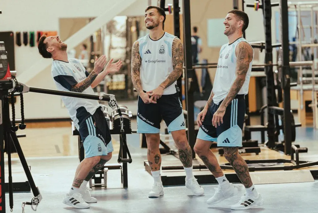 Messi shares lighthearted banter with his teammates during rehabilitation training.